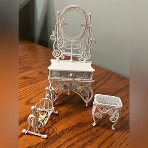 Miniature Dollhouse Metal Furniture lot. (3)